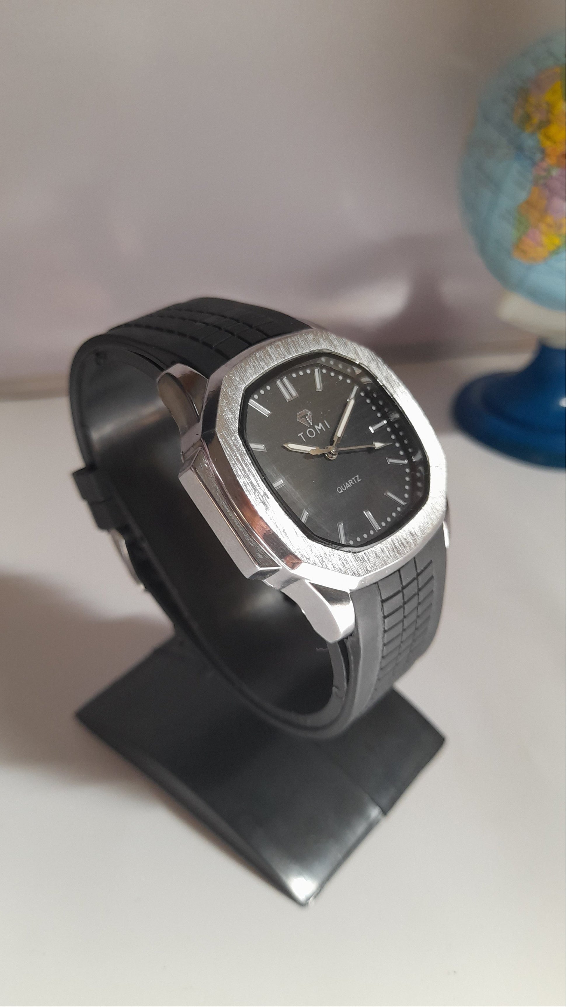 TOMI-Inspired Men’s Quartz Watch – Silver Case with Black Rubber Strap