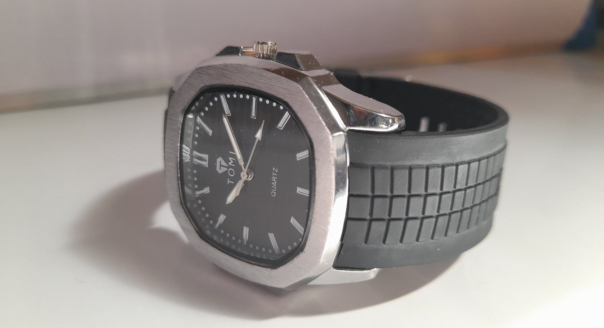 TOMI-Inspired Men’s Quartz Watch – Silver Case with Black Rubber Strap