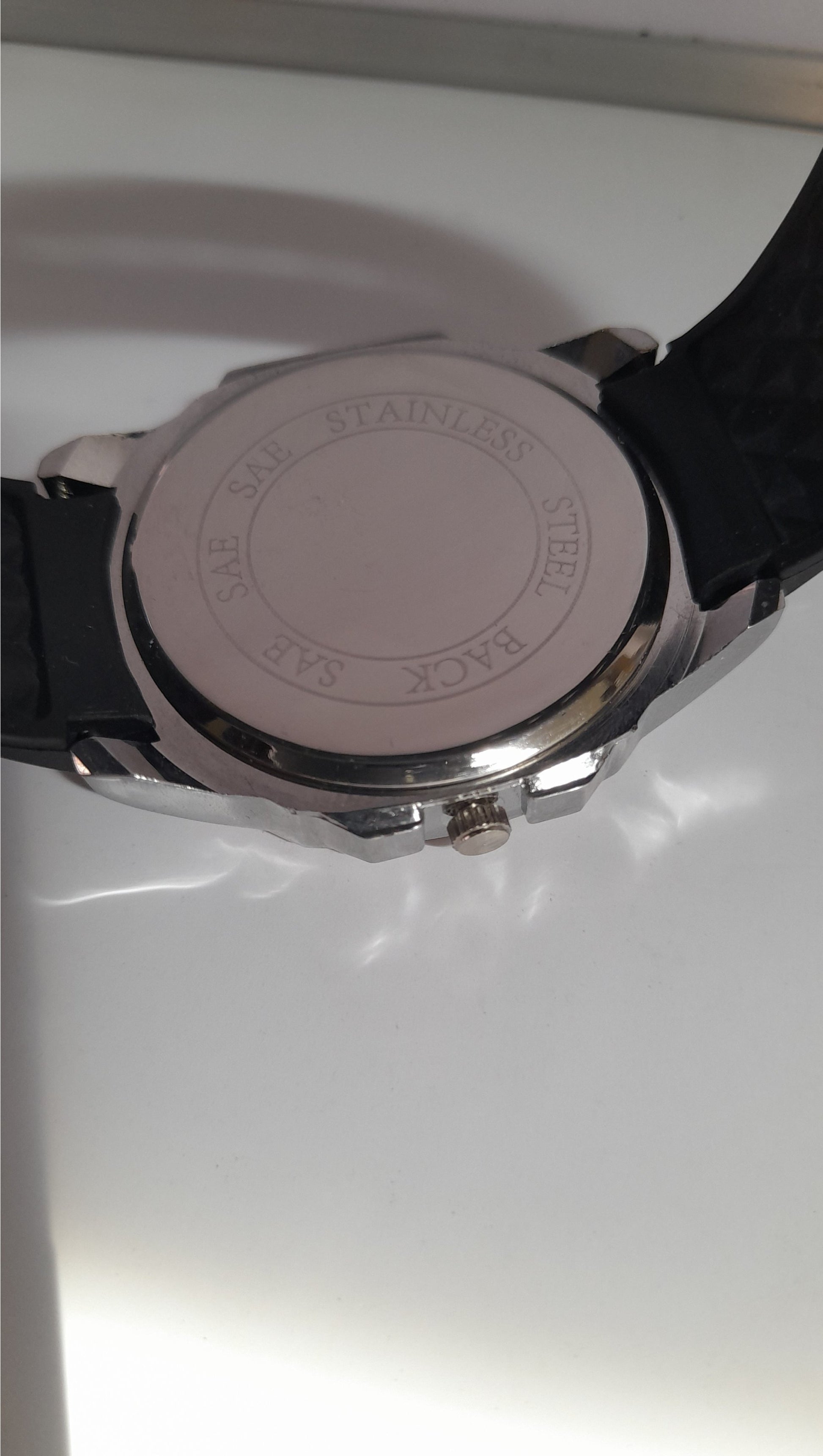TOMI-Inspired Men’s Quartz Watch – Silver Case with Black Rubber Strap